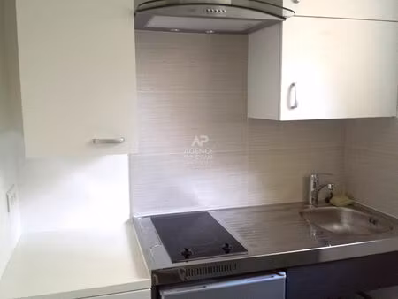 'versailles clagny' studio meublé et équipé de 20m² au rez de chaussée d'un immeuble semi-