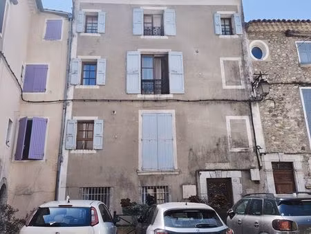 maison de caractère sur la place du village