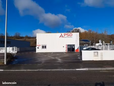 local artisanal entrepot avec grande cour fermee
