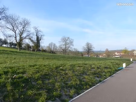 terrain constructible de 738m²