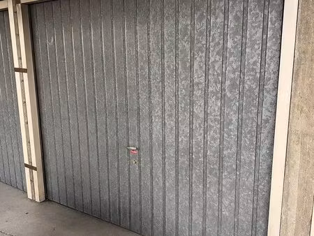 box ferme à louer - 450m gare chelles