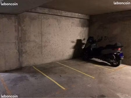 parking moto vélo 75020