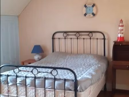 grande chambre meublée