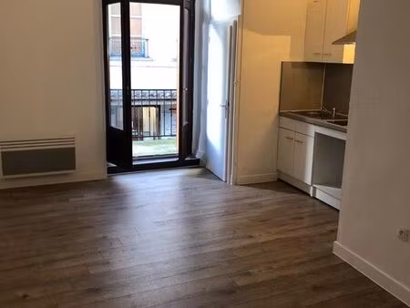 studio rénové avec balcon – coeur de ville le vigan