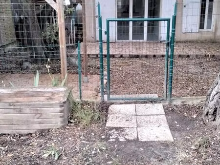 location t2 plain-pied avec jardin clôturé au calme