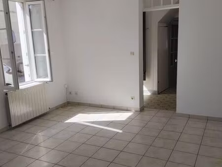 maison à louer au centre de longué