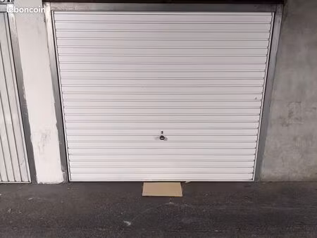 box/garage fermé de 15m2 à charras courbevoie