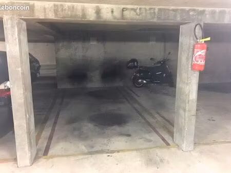 place de parking sécurisée en sous-sol – puteaux (esplanade de la défense)