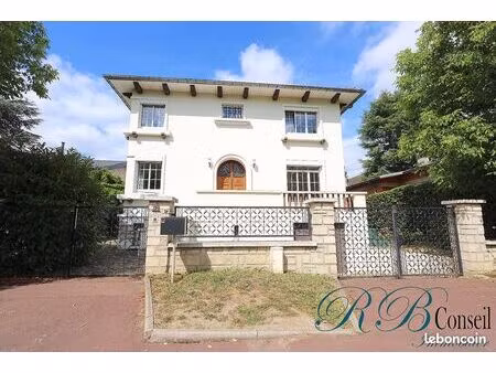 maison 8 pièces 231 m²
