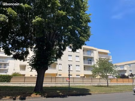 studio avec balcon & parking