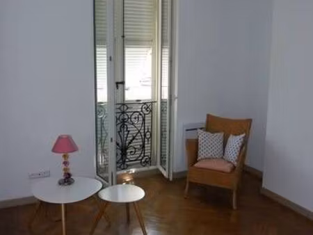 t2 lumineux de 38 m² entièrement rénové – parking privé et cave