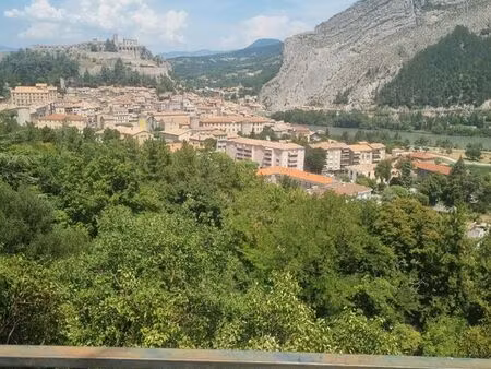 t2 climatisé avec terrasse et vue – 42 m² – sisteron