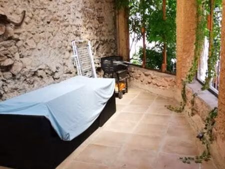 maison de village avec sa terrasse ombragée à louer
