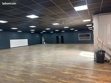 bâtiment commercial 600m²