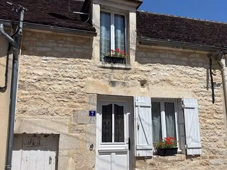chablis  centre  charmante  maison en pierre apparente  avec cour  deux chambres et deux c