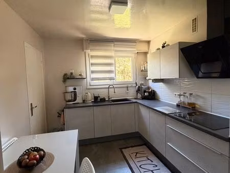 appartement t4 rénové de 82 m² – 3 chambres – garage – balcon – cave – grenier – belfort
