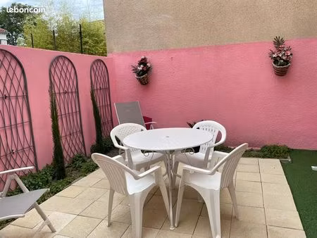 jolie maison avec extérieur  quartier tribunal  100 m2 - a nice house with an exterior par