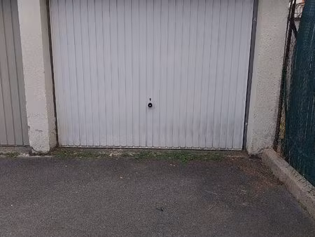 box 12m2 dans résidence sécurisée