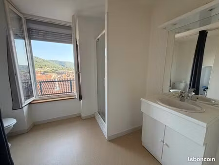 grand studio tour de ville traversant
