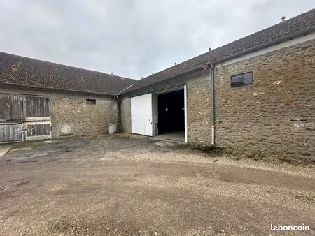 local 300 m² mennecy