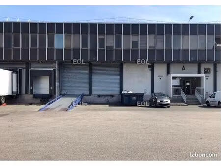 local logistique 1 330 m²