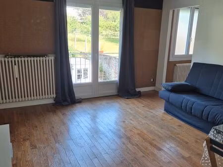 studio meublé indépendant dans une maison avec jardin et garage