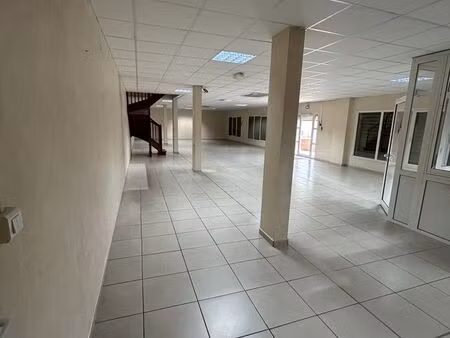 local 826 m² baie-mahault