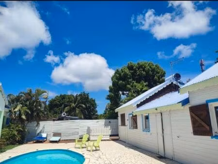 bungalow type 2 avec terrasse/ piscine / citernes à st françois