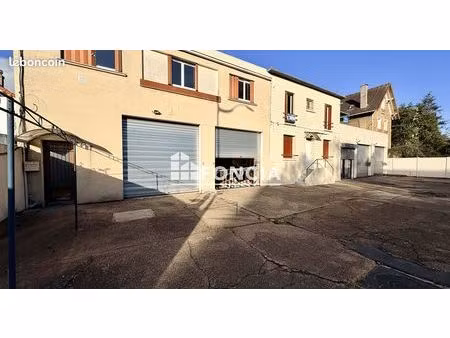 micro-immeuble avec local commercial  3 appartements et espace extérieur pour stationner
