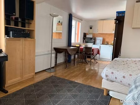 sous-location studio 28m2 lumineux donnant sur cour  5 min à pied du métro hoche (ligne 5)