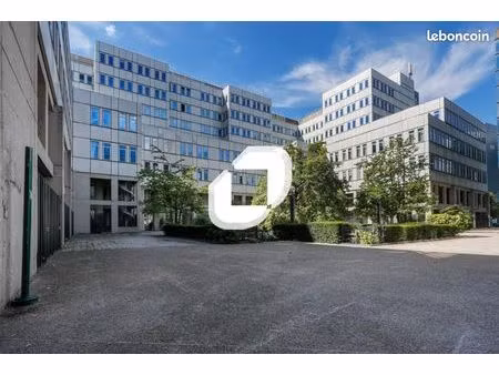 bureau 16 359 m²