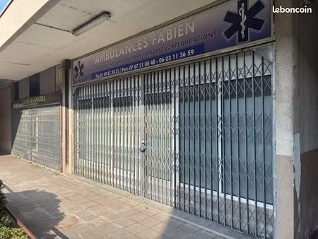 local commercial 60 m² stains
