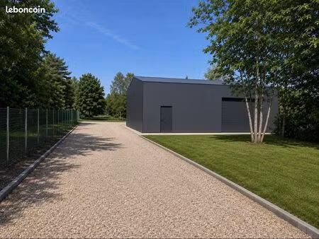 local 370 m² nançay