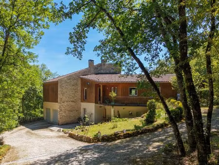 secteur gourdon - au calme  spacieuse maison contemporaine avec piscine sur 1ha boisé