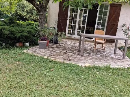 maison avec terrain arboré et piscine