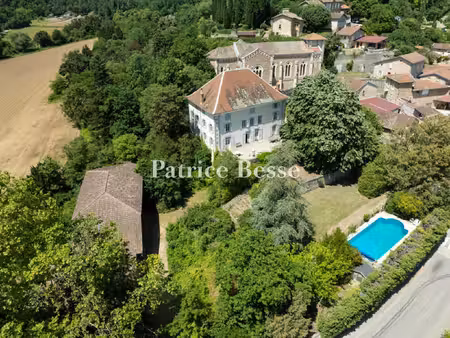 dans un village de la drôme des collines  une maison du 18e s.  sa piscine et son parc de.