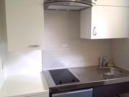"versailles clagny" studio meublé et équipé de 20m² au rez de chaussée d'un immeuble semi-