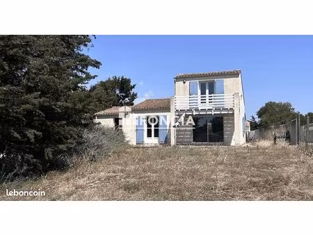 située à moins de 500 mètres de la plage des huttes