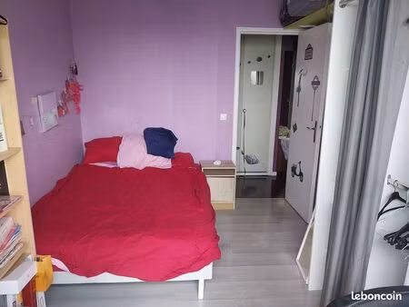 juillet : loue chambre 10 m2 dans appartement familial
