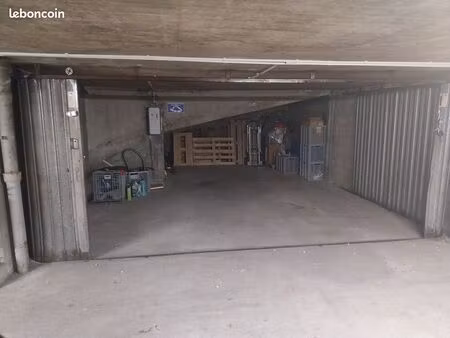 loue à partir du 1er août très grand box fermé (voiture(s)  scooters  rangements) très bie