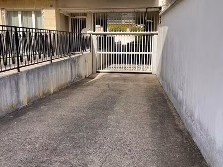 place de parking extérieur