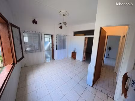 maison satec+dépendance sainte clotilde ( à rafraîchir)