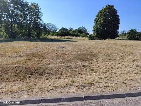terrain 728 m² lery