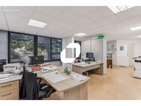 bureau 80 m²