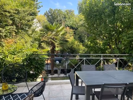 maison climatisée avec terrasse et jardin en centre ville