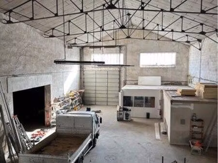 bâtiment pro atelier bureau cour clôturée