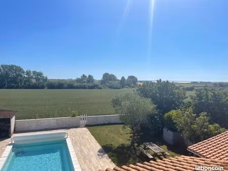 maison rénovée avec piscine face au pont de l’île de ré