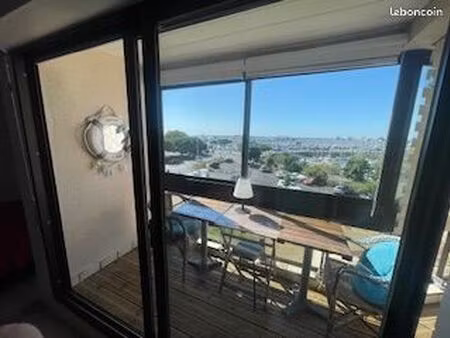 a la rochelle  au port des minimes : idéal pour deux étudiants  loue grand appartement meu