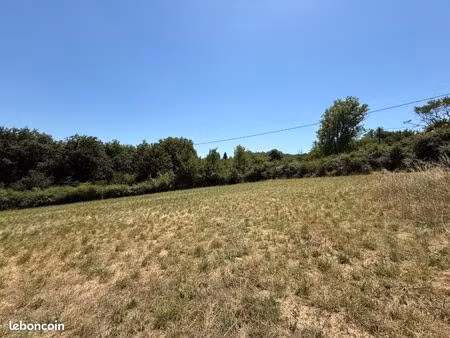 terrain 3 071 m² cales