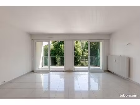 rare à la vente : f2/t3 lumineux avec vue panoramique sur le près la rose